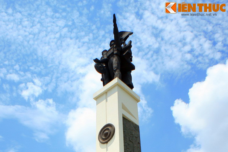 Ngược dòng lịch sử, Ngã Sáu Buôn Ma Thuột là nơi xảy ra cuộc giao tranh dữ dội trong trận tiến công Buôn Ma Thuột của quân Giải phóng (10-11/3/1975). Đây là trận đánh then chốt trong chiến dịch Tây Nguyên, đòn mở đầu trong cuộc Tổng tiến công và nổi dậy mùa xuân năm 1975.