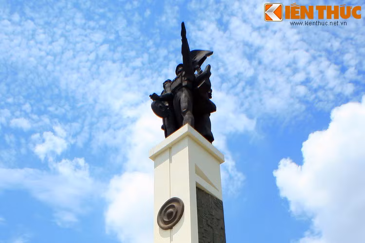 Ngược dòng lịch sử, Ngã Sáu Buôn Ma Thuột là nơi xảy ra cuộc giao tranh dữ dội trong trận tiến công Buôn Ma Thuột của quân Giải phóng (10-11/3/1975). Đây là trận đánh then chốt trong chiến dịch Tây Nguyên, đòn mở đầu trong cuộc Tổng tiến công và nổi dậy mùa xuân năm 1975.