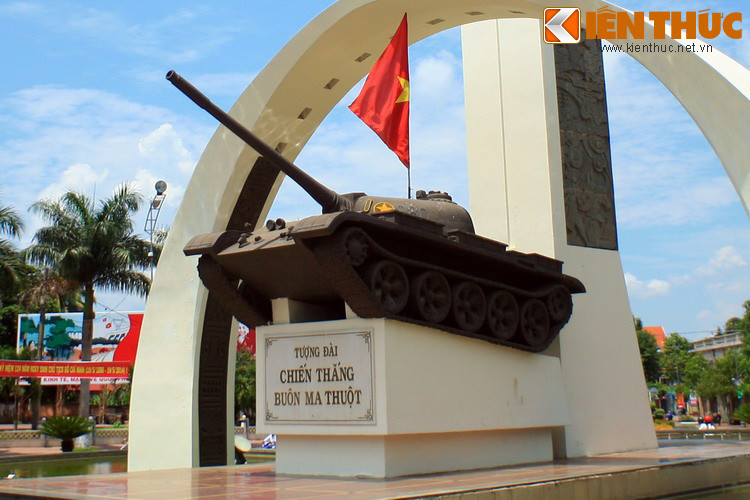 Tiếp đó, xe 980 lại dẫn đầu đội hình tiến về Ngã Sáu Buôn Ma Thuột. Cửa ngõ của đô thị trọng yếu khu vực Tây Nguyên đã mở toang... Và hình ành hào hùng đó sẽ được lưu giữ vĩnh viễn qua hình tượng chiếc xe tăng số 980 ở tượng đài Chiến thắng Buôn Ma Thuột. Mời quý độc giả xem video: Hành trình tìm tên cho liệt sĩ vô danh. Nguồn: VTC1.