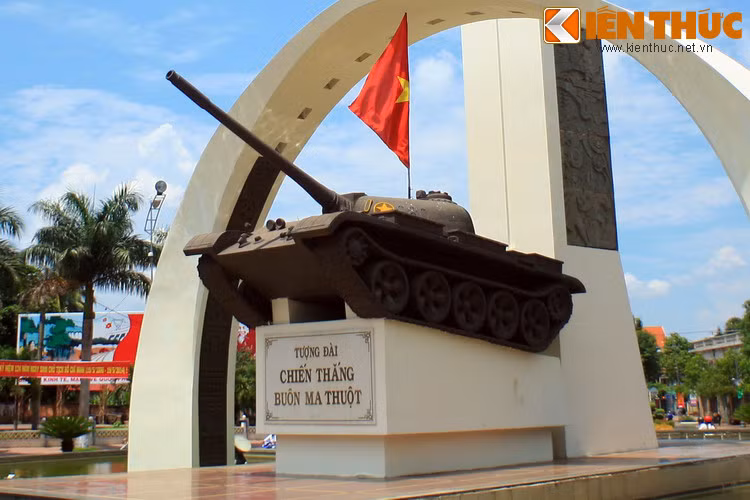 Tiếp đó, xe 980 lại dẫn đầu đội hình tiến về Ngã Sáu Buôn Ma Thuột. Cửa ngõ của đô thị trọng yếu khu vực Tây Nguyên đã mở toang... Và hình ành hào hùng đó sẽ được lưu giữ vĩnh viễn qua hình tượng chiếc xe tăng số 980 ở tượng đài Chiến thắng Buôn Ma Thuột. Mời quý độc giả xem video: Hành trình tìm tên cho liệt sĩ vô danh. Nguồn: VTC1.