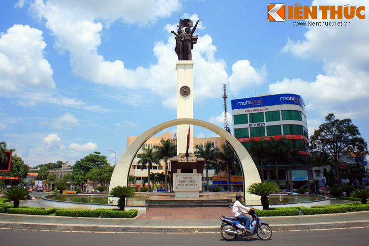 Nằm trên vòng xoay Ngã Sáu ở trung tâm TP Buôn Ma Thuột, tỉnh Đắk Lắk, tượng đài Chiến thắng Buôn Ma Thuột là công trình mang tính biểu tượng của thành phố lớn nhất khu vực Tây Nguyên.