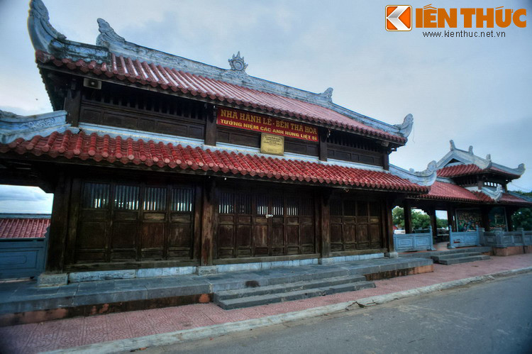 Để ghi nhớ sự hy sinh ấy, dòng sông Thạch Hãn còn được gọi là dòng sông Hoa Đỏ, cái tên tượng trưng cho xương máu của những người ngã xuống ở lứa tuổi đẹp nhất trong cuộc đời con người... Mời quý độc giả xem video: Hành trình tìm tên cho liệt sĩ vô danh. Nguồn: VTC1.