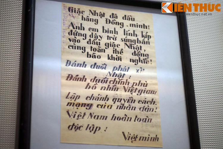 Khẩu hiệu của Mặt trận Việt Minh kêu gọi binh lính quay về với cách mạng cùng đồng bào khởi nghĩa giành chính quyền trong cuộc Cách mạng Tháng 8 năm 1945. Hiện vật được trưng bày tại Bảo tàng Lịch sử Quốc gia Việt Nam.