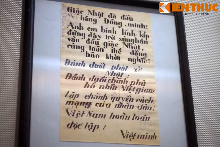 Khẩu hiệu của Mặt trận Việt Minh kêu gọi binh lính quay về với cách mạng cùng đồng bào khởi nghĩa giành chính quyền trong cuộc Cách mạng Tháng 8 năm 1945. Hiện vật được trưng bày tại Bảo tàng Lịch sử Quốc gia Việt Nam.