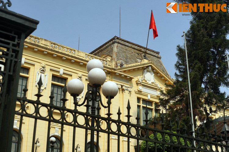 Ở Bắc Bộ phủ, các chiến sĩ của một đơn vị Vệ quốc đoàn và Tự vệ Hoàng Diệu làm nhiệm vụ bảo vệ Hồ Chủ tịch. Tại đây, Người tiếp khách trong và ngoài nước, các đoàn đại biểu nhân dân, nhân sĩ, trí thức, công thương gia yêu nước... đề ra các chính sách đối nội đối ngoại.