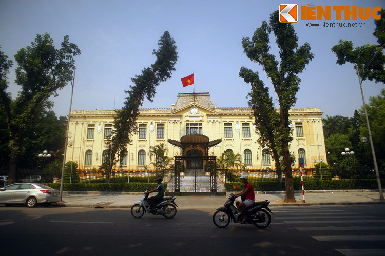 Nằm ở số 12 Ngô Quyền, tòa nhà Bắc Bộ phủ (nay là Nhà khách Chính phủ) là một công trình có giá trị đặc biệt về kiến trúc của Hà Nội thời thuộc địa. Đây cũng là một di tích lịch sử gắn liền với sự hình thành của Nhà nước Việt Nam Dân chủ Cộng hòa.