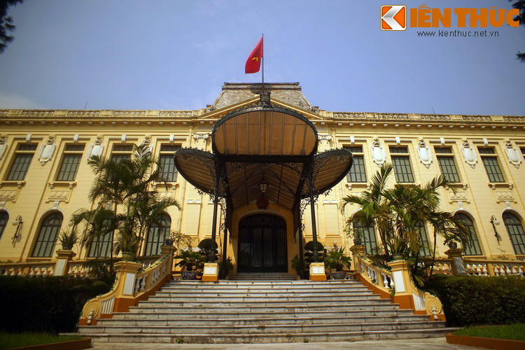 Cách mạng Tháng Tám thành công, tòa nhà mang tên gọi mới là Bắc Bộ phủ. Từ sau Lễ Độc lập ngày 2/9/1945, Chủ tịch Hồ Chí Minh từ nhà số 48 Hàng Ngang đã chuyển về Bắc Bộ phủ ở và làm việc.