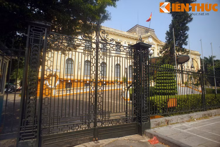 Thời điểm đó, bọn Tưởng ở Hà Nội và tay sai phản động do Nguyễn Hải Thần, Vũ Hồng Khanh, Nghiêm Kế Tổ, Nguyễn Tường Tam cầm đầu thường gây ra nhiều vụ ám sát, bắt cóc hụt các đồng chí lãnh đạo Ðảng; thực hiện âm mưu "diệt Cộng, cầm Hồ". Do đó, Trung ương bố trí thêm một địa điểm bí mật nữa ở số 8 Vua Lê (nay là phố Lê Thái Tổ) để bảo vệ Bác được tốt hơn. 