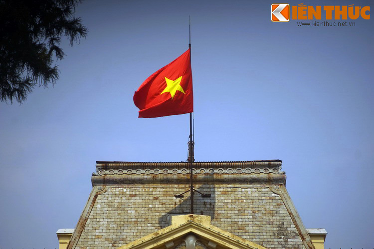 Được xây vào năm 1918-1919, ban đầu tòa nhà là Phủ thống sứ Bắc Kỳ, rồi trở thành Phủ khâm sai Bắc Kỳ sau khi Nhật đảo chính Pháp. Trong Cách mạng Tháng Tám, đây là một trong những nơi cờ đỏ sao vàng được kéo lên đầu tiên ở Hà Nội, đánh dấu sự cáo chung của chế độ thuộc địa.