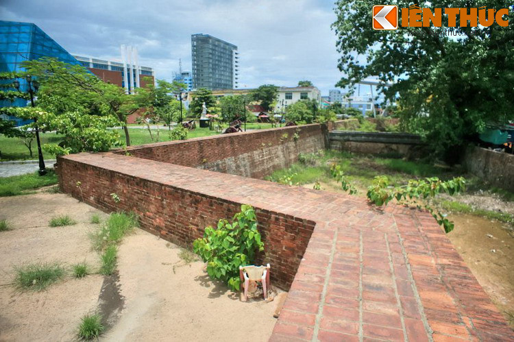 Lâm vào thế bị động, lại không quen với thổ nhưỡng, khí hậu khắc nghiệt, địch chết vì đói, vì bệnh tật rất nhiều. Cuối cùng chúng buộc phải rút khỏi Đà Nẵng vào ngày 23/3/1860, để lại dưới chân núi Sơn Trà một nghĩa địa chôn các binh sĩ của mình mà ngày nay vẫn còn (nghĩa trang Iphanho)...