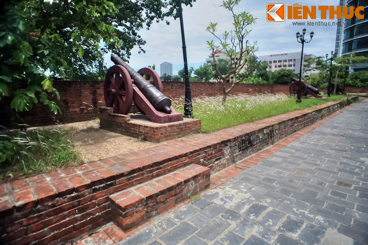 Theo Đại Nam thực lục, tháng 1/1859, ta đã “đắp lũy kéo dài từ bờ biển đến các xã Phúc Ninh, Thạc Giản, bên ngoài lũy đào hố, cắm chông, che cỏ, cát lên trên, chia quân đặt phục binh, sát đến thành Điện Hải. Quân của Tây dương chia ba toán đến đánh, phục binh trỗi lên đánh, quân Tây dương sa xuống hố, quan binh giữ lũy bắn ra, quân của Tây dương phải lui”.