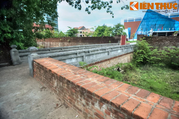 Thành có tiền thân là đồn Điện Hải, được xây dựng năm 1813 gần cửa sông Hàn. Năm 1823, đồn dời về vị trí hiện tại, năm 1835 đổi tên là thành Điện Hải. Năm 1847, thành được tái thiết theo kiểu Vauban, trang bị 30 súng đại bác lớn, trở thành công trình phòng thủ quan trọng bậc nhất Đà Nẵng.