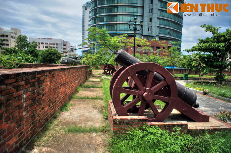 Nhưng ngay từ đầu, thực dân phương Tây đã bị quân và dân Đà Nẵng kháng cự một cách mãnh liệt. Thành Điện Hải đã trở thành một chốt chặn quan trọng, góp phần đánh lui những cuộc tấn công của kẻ thù.