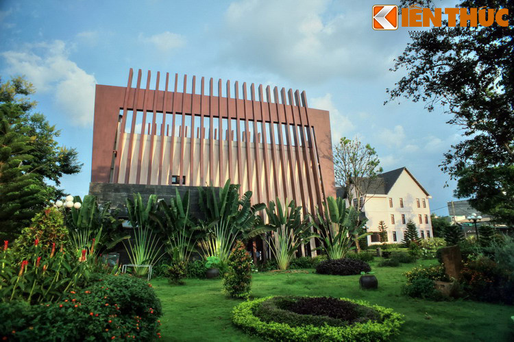 Theo phong tục bản địa, người ta không gọi vợ chồng tù trưởng bằng tên cúng cơm mà bằng tên trưởng nam. Và tù trưởng Y Mun H'Dơk được gọi là "ama Thuột" – tức “bố Y Thuột” và vợ ông là "mế Thuột" – “mẹ Y Thuột”. Ảnh: Làng Cà phê ở Buôn Ma Thuột.