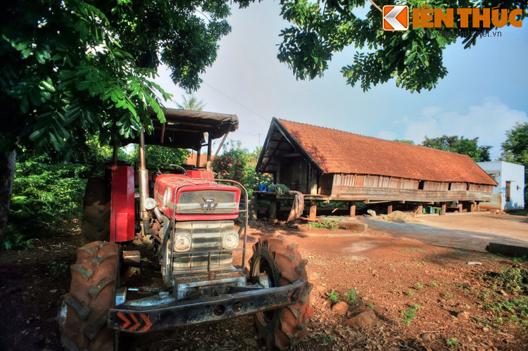 Ban Mê Thuột là cách đọc từ "bản Mế Thuột" nghĩa là "làng của mẹ Y Thuột", còn Buôn Ma Thuột được đọc từ "buôn Ama Thuột" nghĩa là "làng của cha Y Thuột". Vậy "Y Thuột" là ai? Ảnh: Nhà sàn ở buôn Cô Thôn (buôn Ako Dhong), thành phố Buôn Ma Thuột.