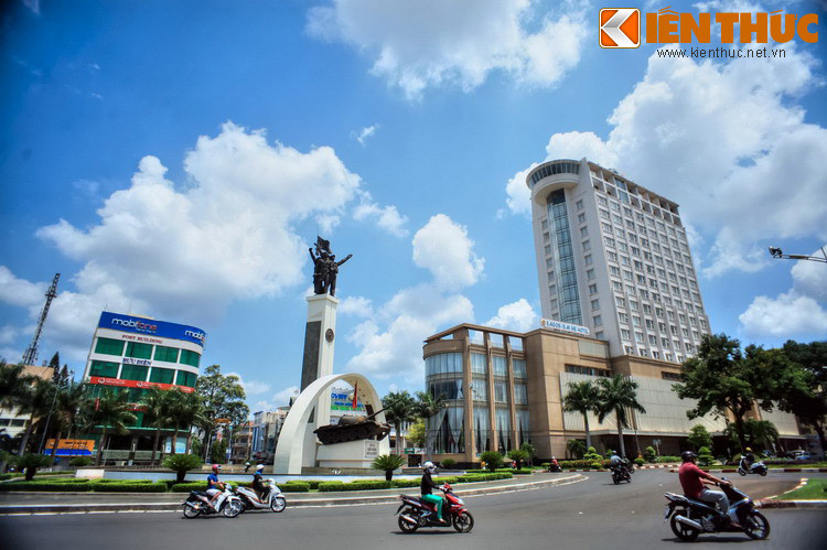 Là thành phố tỉnh lỵ của tỉnh Đắk Lắk, Buôn Ma Thuột là thành phố lớn nhất ở vùng Tây Nguyên và cũng là đô thị miền núi có dân số lớn nhất Việt Nam. Rất ít người biết rằng tên gọi thành phố Buôn Ma Thuột có một nguồn gốc rất lý thú. Ảnh: Quang cảnh ở Ngã Sáu Buôn Ma Thuột.