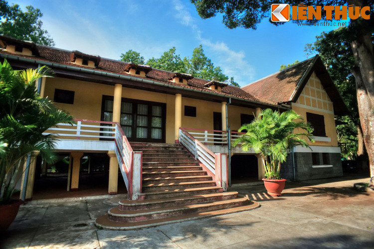 Y Thuột là con trai cả của ông tù trưởng mà cái tên "Thuột" trở thành một phần tên làng, và ngày nay là tên thành phố lớn nhất Tây Nguyên. Ảnh: Biệt điện Bảo Đại ở Buôn Ma Thuột. Mời quý độc giả xem video: Văn hóa dòng họ - nét đặc sắc trong văn hóa Việt. Nguồn: VTC1.