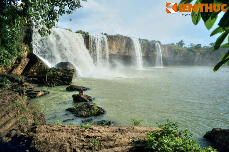 Trước năm 1975, Buôn Ma Thuột được gọi là Ban Mê Thuột. Theo một bài trả lời hỏi đáp trên Thời báo Kinh tế Sài Gòn, hai tên gọi này đều là cách định danh bằng tiếng Việt để chỉ một ngôi làng từng nằm ở nơi này nay là thành phố Buôn Ma Thuột. Ảnh: Thác Dray Sap, thắng cánh nổi tiếng gần Ban Mê Thuột.