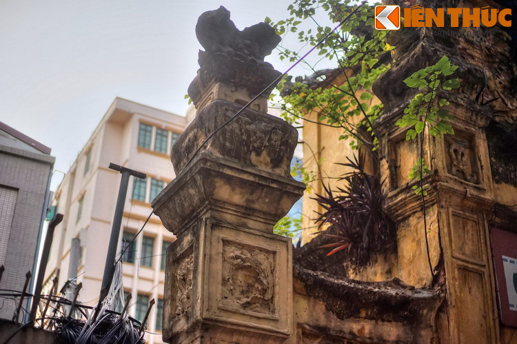 Nhưng tình thế khó khăn ập đến khi quân Nhật đưa bốn xe tăng và hàng trăm lính đến bao vây trại Bảo an binh. Lấy cớ phải tuân thủ cam kết của quân Đồng minh là bảo vệ trật tự trị an tại Việt Nam, chúng đòi lực lượng Việt Minh hạ vũ khí và bàn giao lại trại.