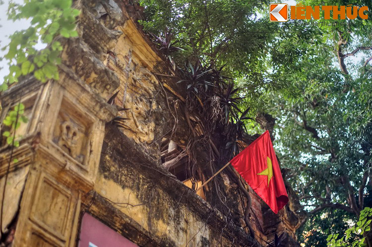 Sau nhiều lần kêu gọi đầu hàng không được, một đoàn viên đã dùng gươm chặt đứt dây xích khóa cổng. Dòng người tràn vào trong, chia nhau chiếm giữ các vị trí trọng yếu và khống chế lính Bảo an. Cột cờ giữa trại được nhanh chóng thay bằng cờ đỏ sao vàng.