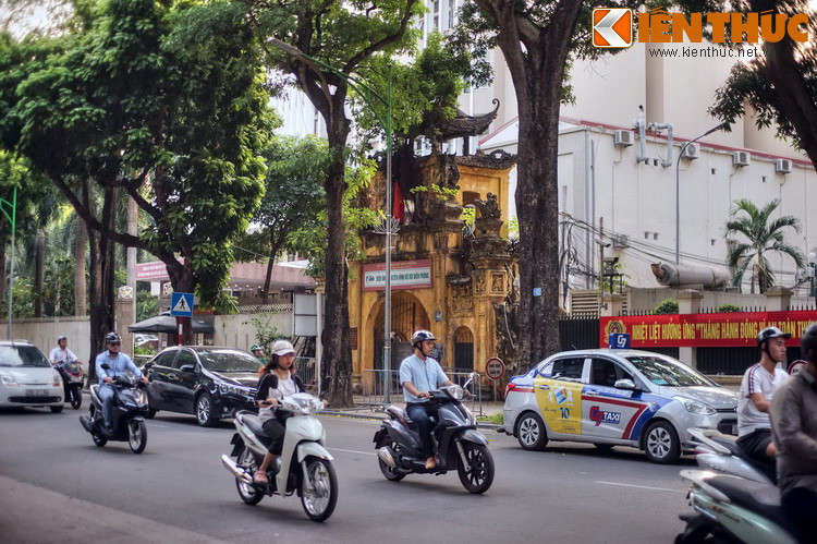 Trên phố Hàng Bài – tuyến phố thương mại sôi động ở trung tâm Hà Nội – có một công trình kiến trúc mang dáng dấp của một cách cổng tam quan cổ kính, được gắn số 40A. Đó chính là cổng trại Bảo an binh, địa điểm ghi dấu một sự kiện trọng đại trong cuộc Cách mạng Tháng 8 ở Hà Nội.