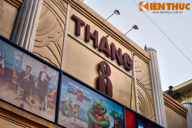 Đại diện Việt Minh đã đến gặp viên chỉ huy Nhật ở trước rạp Majestic (nay là rạp Tháng Tám) để điều đình. Phía ta nêu rõ quan điểm là chỉ muốn đấu tranh giành độc lập chứ không gây hấn với người Nhật. Nếu quân Nhật không đàn áp cách mạng thì sẽ tôn trọng, không phải chịu tổn hại.