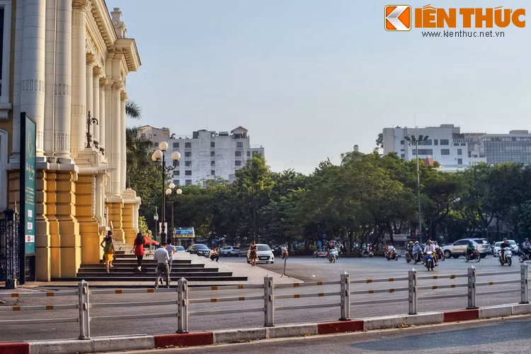 Sau hơn một thế kỷ, Quảng trường Nhà hát lớn - Quảng trường Cách mạng Tháng Tám vẫn là địa danh giữ một giá trị lớn về lịch sử, văn hóa và kiến trúc, là điểm đến thu hút đông đảo du khách trong và ngoài nước của Hà Nội..