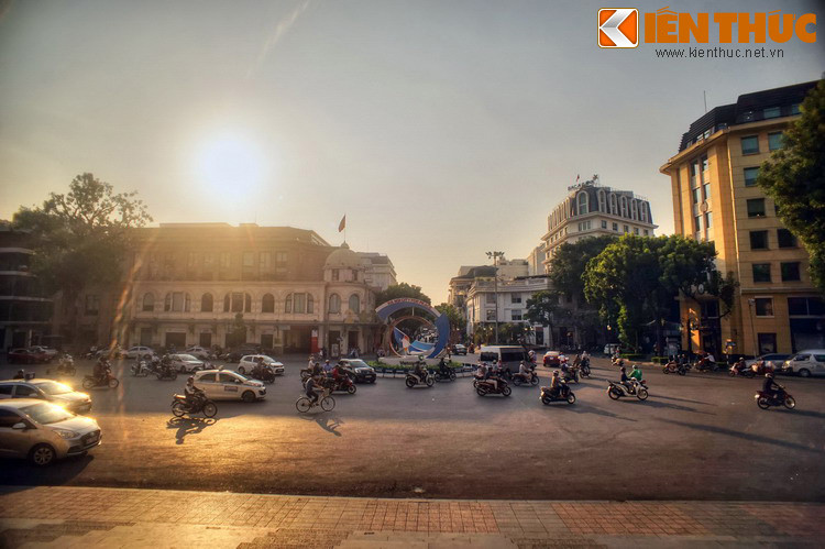 Sau khi hình thành, Quảng trường Nhà hát lớn đã trở thành một không gian công cộng quan trọng của Hà Nội, nơi diễn ra nhiều sự kiện văn hóa, chính trị lớn, với sự tham gia của nhiều tầng lớp quần chúng.