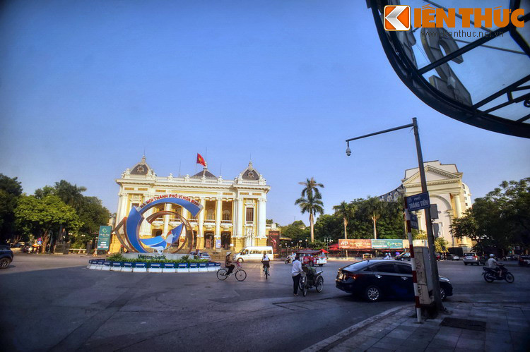 Rạng sáng ngày 19/8, từng đoàn người rầm rập từ các cửa ô tiến thẳng về Quảng trường Nhà hát Lớn trong khí thế cách mạng hừng hực. Họ cầm cờ, biểu ngữ, vừa đi vừa hô to các khẩu hiệu: “Toàn dân Việt Nam vùng lên! Vùng lên!”, “Thề đem xương máu quyết chiến đấu! Chiến đấu!”.