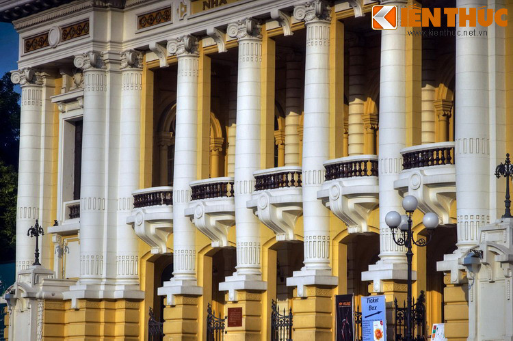 Khoảng 10 giờ rưỡi, cuộc mít tinh lớn chưa từng có của quần chúng cách mạng được sự bảo vệ của Thanh niên tự vệ, của Mặt trận Việt Minh thành Hoàng Diệu Hà Nội đã diễn ra ở quảng trường. Từ lễ đài trước Nhà hát lớn, đại diện Việt Minh tuyên bố: Tổng khởi nghĩa!