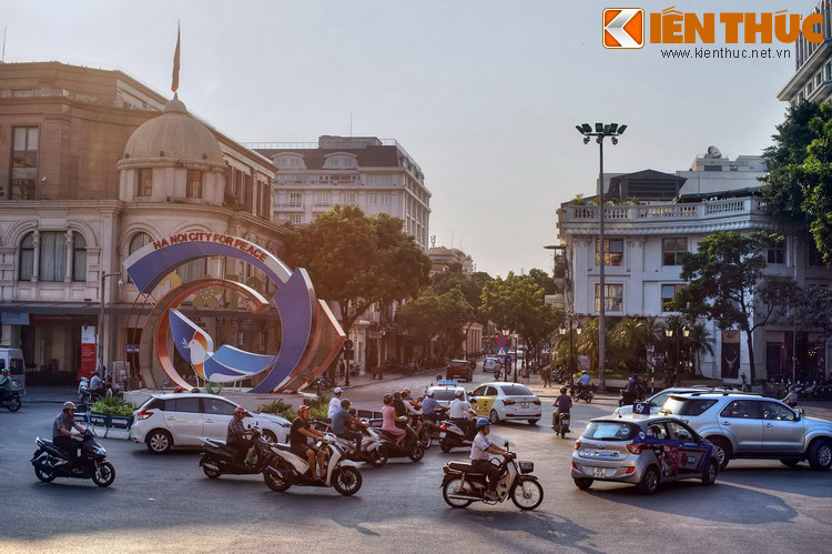 Ngược dòng lịch sử, cả đêm 18/8/1945, ở Hà Nội hầu như không có ai ngủ. Các tầng lớp quần chúng nhân dân khẩn trương chuẩn bị cờ, băng rôn, biểu ngữ cho cuộc biểu tình lớn do Việt Minh tổ chức, dự kiến diễn ra ngày hôm sau.