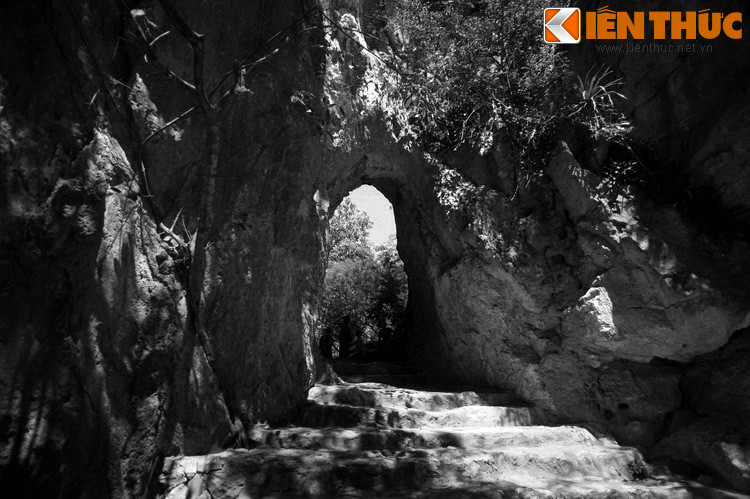 Thần Kim Quy liền quay ra biển và biến mất. Còn cụ già từ đó giữ gìn và chăm nom quả trứng rất cẩn thận, không lúc nào lơ là. Thời gian trôi qua, quả trứng càng ngày càng lớn.