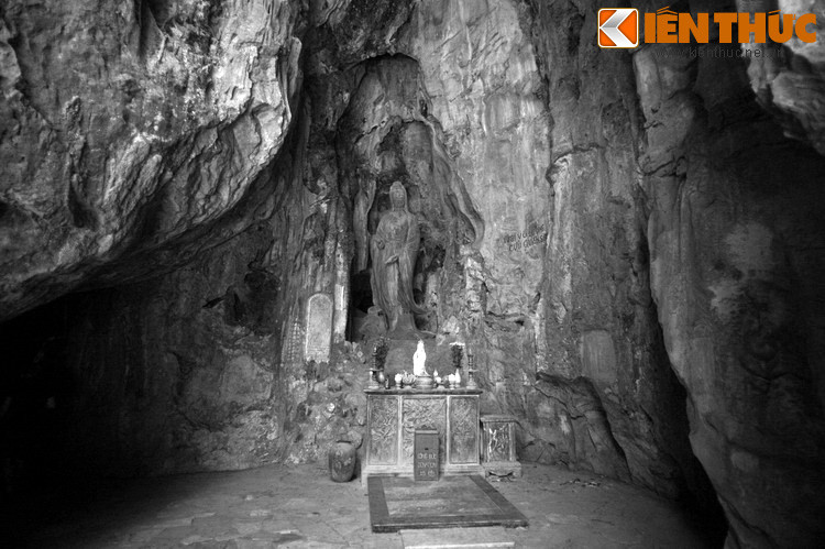 Một hôm, gian lều của ông cụ bị những tên vô lại đốt cháy. Ông cụ cầu cứu móng rùa. Bỗng nhiên quả trứng lớn bổng và lòng trứng hiện ra một cái hang đá có đủ giường chiếu sẵn sàng. Ông già vừa đặt mình xuống là ngủ thiếp ngay.