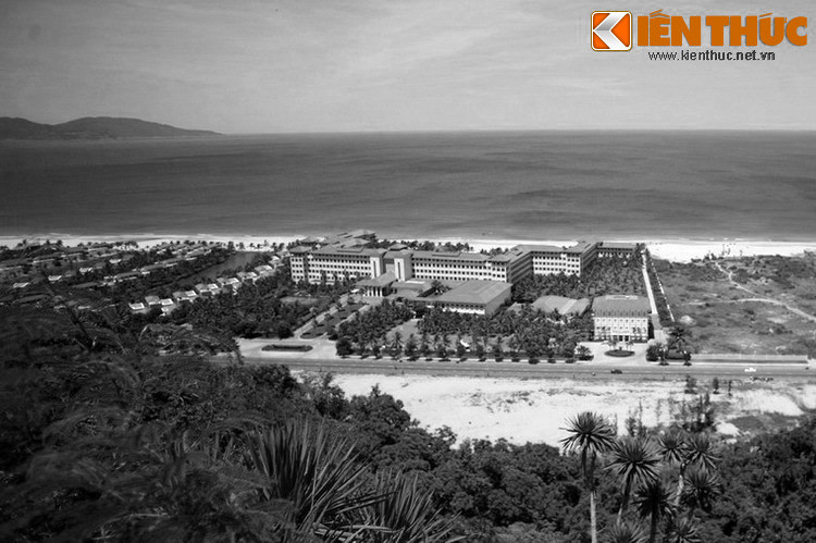 Truyền thuyết về Ngũ Hành Sơn được ghi lại từ kho tàng truyện cổ của người Chăm. Theo cổng thông tin điện tử của thành phố Đà Nẵng, chuyện kể rằng từ thời xa xưa có một cụ già từ miền biển phía Bắc đi trên một con thuyền và theo gió cập vào một bãi biển hoang sơ mà ngày nay là bãi biển Non Nước.