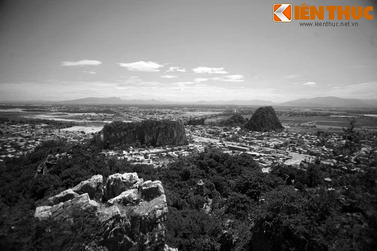 Ông già ngủ một giấc dài tỉnh dậy lấy làm kinh ngạc khi thấy một thiếu nữ xinh đẹp ngồi bên cạnh mình, còn quả trứng bị vỡ thành năm mảnh, đã biến thành năm hòn núi đá to lớn, cỏ cây rậm rạp, chim chóc thú vật nhộn nhịp.