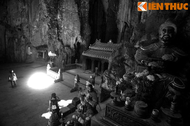 Và ông lão ngồi lên lưng rùa để đến với cuộc sống mới mà ông xứng đáng được nhận. Nơi ông từng sống trở thành vùng đất thiêng, được gọi là Ngũ Hành Sơn. Theo thời gian, người dân đến quần tụ dưới chân núi, lập đền chùa trên núi, và Ngũ Hành Sơn trở thành danh thắng xa gần biết đến... Mời quý độc giả xem video: Đà Nẵng chuyển mình xứng tầm "anh cả" miền Trung.