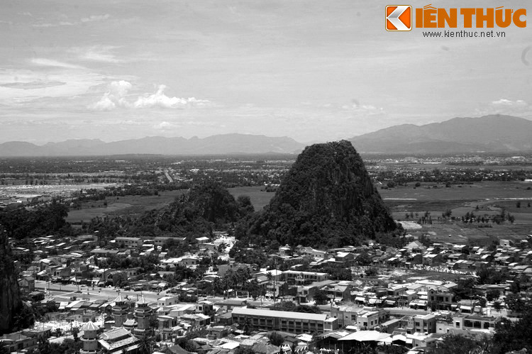 Từ nơi ẩn nấp, cụ nghe thấy tiếng gầm thét dữ dội. Hé mắt ra nhìn, cụ thấy dưới bụng con rồng lăn ra một quả trứng lớn. Sáng hôm sau, rồng trườn về phía biển sâu. Rồi từ dưới biển, một con rùa vàng khổng lồ hiện lên, xưng là thần thần Kim Quy và nhờ ông cụ bảo vệ quả trừng của Long Quân.