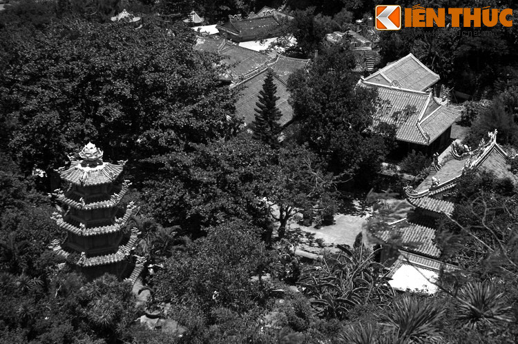 Biết là thần linh hiển thị giao cho mình việc trọng đại, cụ già than thở rằng mình tuổi già, sức yếu không đủ sức đảm đương. Thần Kim Quy liền trao cho cụ già một chiếc móng và nói rằng hễ có chuyện chẳng lành thì cứ cầm móng và cầu nguyện, thần sẽ có cách giúp. Cụ già đành nhận lời.