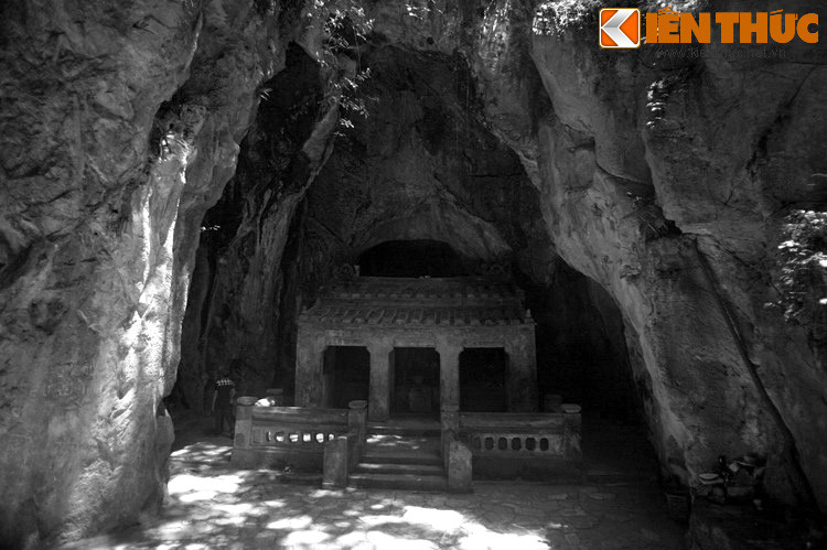 Giữa lúc đó thì một cô gái bé từ trong lòng trứng xuất hiện bên cạnh giường của ông già. Sữa ở mạch đá trong hang chảy ra nuôi cô gái bé lớn lên như thổi. Hàng ngày có những con khỉ hái hoa quả đến cho cô ăn, có những con chim cu tha bông đến dệt cho cô mặc.