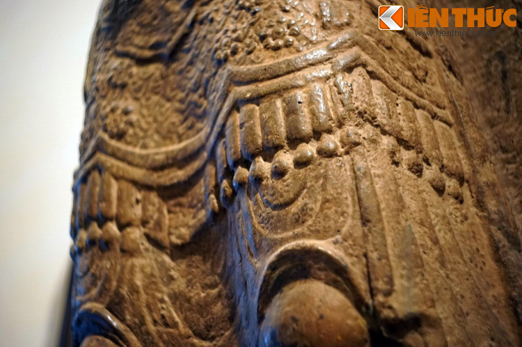 Vì là Hộ pháp, tượng Kim Cương được tạo hình với trang phục như võ tướng, thân mặc giáp, tay cầm khí giới như sẵn sàng xung chiến. Thông thường, trong tám vị sẽ có ba vị tô mặt trắng nét mặt nhân hậu, năm vị tô mặt đỏ dữ tợn, thể hiện hai chức năng "khuyến thiện" và "trừng ác"... Mời quý độc giả xem video: Thách thức gìn giữ văn minh sông Hồng. Nguồn: VTC1.