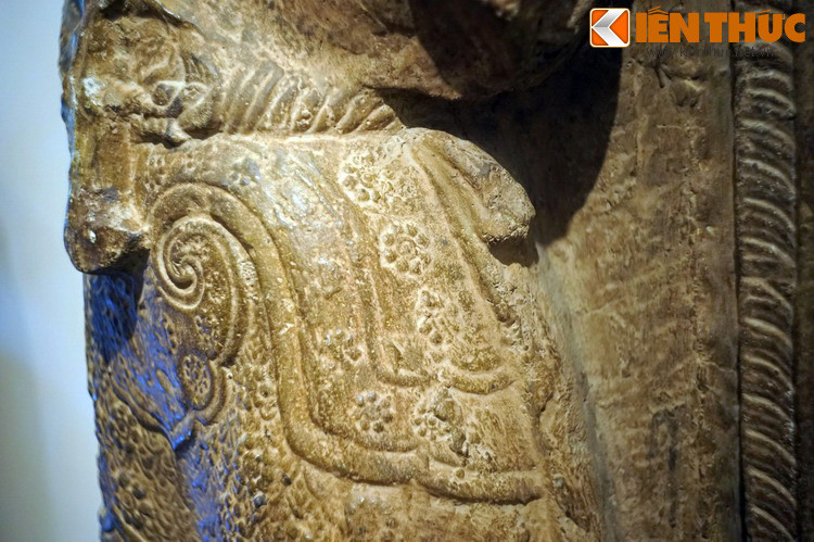 Thân áo điểm những bông hoa cúc chạm nổi nhiều cánh.