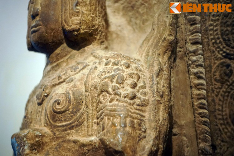 Hình tượng Kim Cương thủ Bồ tát được cho là có nguyên gốc từ nhân vật anh hùng Heracles của Hy Lạp, truyền bá vào Ấn Độ theo chân đoàn quân viễn chinh của Alexander Đại Đế và qua thời gian trở thành vị Bồ-tát cầm chùy, hộ vệ cho Phật giáo.