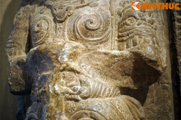 Thân tượng vận giáp trụ, bó sát người xuống tận dưới đầu gối, ngực áo có hai xoáy lớn.