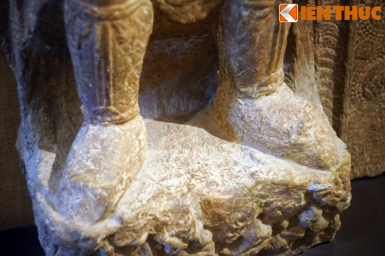 Chân đi hài cao cổ.