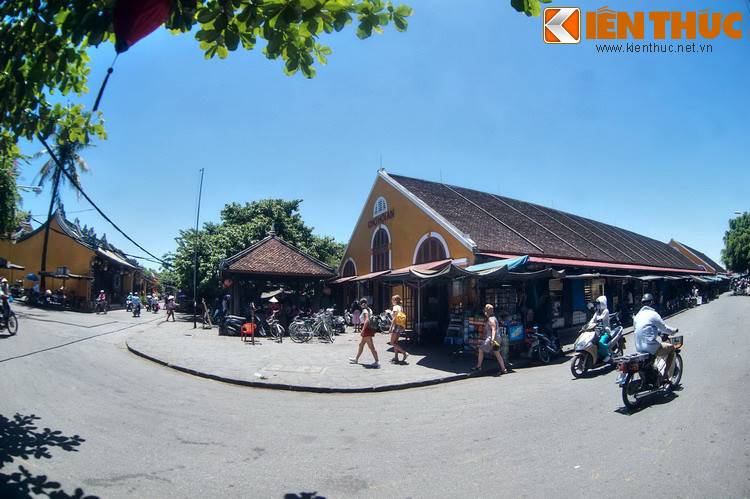 Theo các tư liệu lịch sử, chợ Hội An thuở xưa nằm ở khu vực phía trước đình Ông Voi. Chợ chuyển về vị trí hiện tại, đối diện miếu Quan Công, vào khoảng năm 1848. Vị trí chợ được lựa chọn theo mô hình chung của chợ Việt thời xưa, đó là ở các giao lộ, gần bến sông, đình, chùa, miếu.