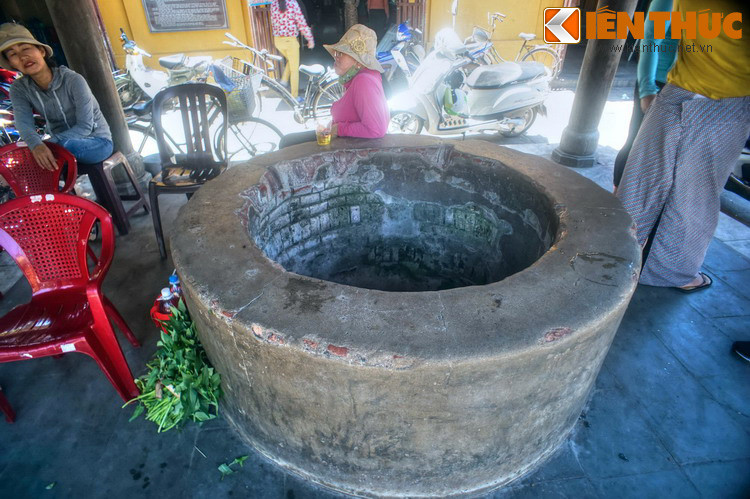 Đối diện cổng chợ vào có một giếng nước cổ. Tương truyền giếng có trước chợ, khi lập chợ thì giếng đã cung cấp nước cho cả chợ và khu vực xung quanh. Cùng với việc xây chợ, giếng cũng được làm mái che - nên giếng có tên gọi là giếng mái.