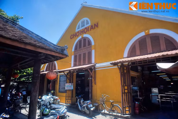 Vào buổi sơ khai, chợ Hội An chỉ là nơi trao đổi hàng hóa kiểu tự cung, tự cấp như chợ làng ở các khu vực khác. Khi Hội An trở thành một thương cảng quốc tế, khu chợ cũng lột xác, trở thành một nơi giao thương nhộn nhịp giữa cư dân địa phương với thương nhân đến từ nhiều quốc gia.