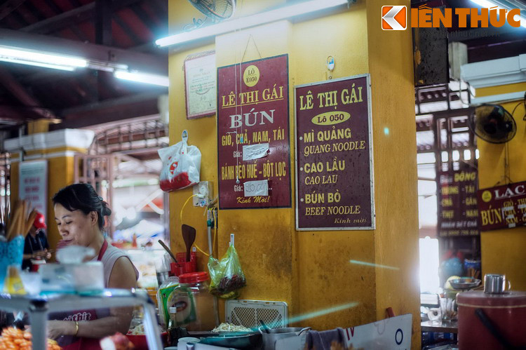 Bên trong chợ bố trí một dãy hàng quán ăn với nhiều món ăn truyền thống của địa phương như mỳ Quảng, cao lầu, bánh bèo, bánh xèo, cơm gà, bún, phở… Đây là yếu tố khiến chợ được trang Lonely Planet bình chọn là một trong những điểm ẩm thực được yêu thích nhất trên thế giới.