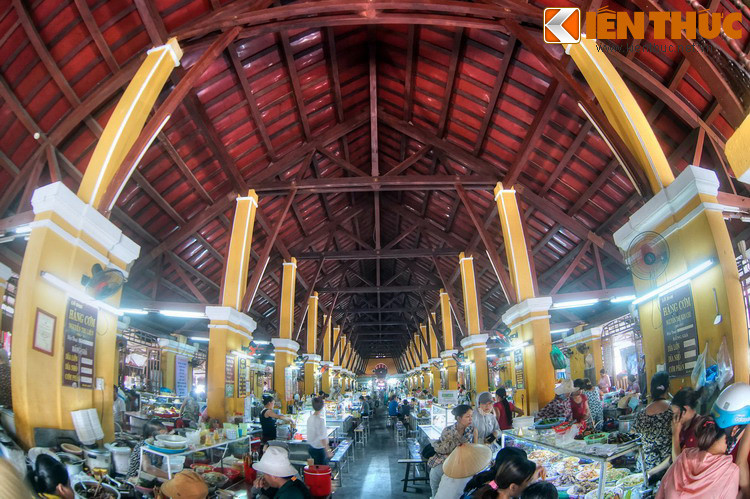 Trong cuốn "Người Châu Âu ở An Nam", tác giả C.May Bon viết về việc buôn bán ở Hội An: "Người địa phương có thói quen mang đến chợ những sản phẩm trong vùng như tơ lụa sống, tơ đã dệt, gỗ đóng đồ đạc, gỗ trầm hương, đồng, xạ hương, quế, hạt tiêu, gạo...".