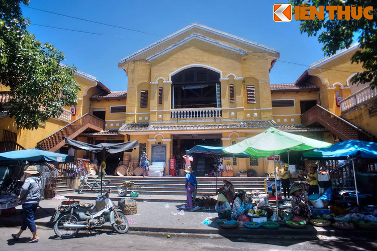 Khi cảng thị Hội An suy tàn, chợ Hội An cũng thu hẹp về quy mô, chỉ còn mang tầm vóc một khu chợ địa phương. Vào thời thuộc địa, chợ được xây lại trong khuôn viên hình chữ nhật, kết cấu xây bằng gạch, cửa vòm... với nhiều nét kiến trúc phương Tây mà ngày nay vẫn còn được lưu giữ.